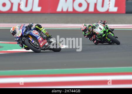 Mandalika., Indonesien. 20th. November 2021. Andrea Locatelli (L) von Pata Yamaha mit Brixx und Jonathan Rea vom Kawasaki Racing Team treten am 20. November 2021 während der Qualifikation des World Superbike auf dem Mandalika International Circuit in Mandalika, Lombok Island, Indonesien, an. Quelle: Veri Sanovri/Xinhua/Alamy Live News Stockfoto