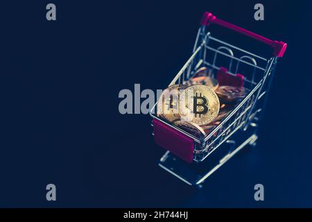 Seitenansicht Nahaufnahme Kryptowährung Konzept des Marktes Warenkorb voll von Bitcoin goldenen Krypto-Münzen auf dunkelschwarzem Hintergrund Stockfoto