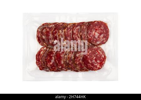 Draufsicht der geräucherte Salami Wurst Scheiben in transparenten Kunststoff Vakuumverpackung isoliert auf weißem Hintergrund Stockfoto