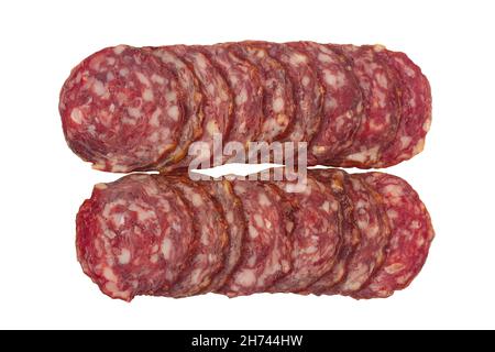 Draufsicht auf zwei Reihen runder geräucherter Salami-Wurstscheiben, isoliert auf weißem Hintergrund Stockfoto