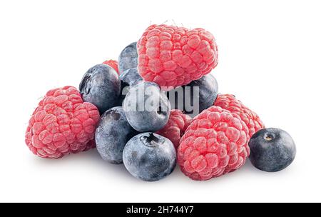 Haufen Himbeeren und Heidelbeeren isoliert auf weißem Hintergrund Stockfoto