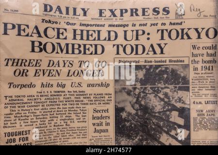 „der Frieden hielt sich: Tokio bombardiert heute“, Titelblatt des Daily Express am 13th. August 1945 vor der Kapitulation Japans. Stockfoto