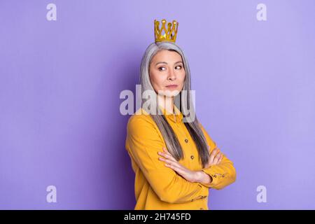 Profil Seitenansicht Porträt von attraktiven stolzen Frau trägt Krone suchen beiseite kopieren Raum isoliert auf hellen violett lila Farbe Hintergrund Stockfoto