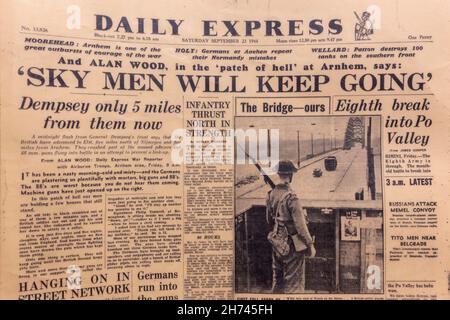 „Sky Men will Keep Going“-Titelzeile des Daily Express am 23rd. September 1944 während der Operation Market Garden. Stockfoto