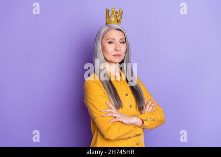 Profil Seitenansicht Porträt von attraktiven Inhalten stolze Frau trägt Krone isoliert auf hellen violett lila Farbe Hintergrund Stockfoto