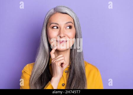 Porträt von attraktiven neugierig gesinnten fröhlich Frau denken kopieren Raum Hinweis Vermutung isoliert über hellen violett lila Farbe Hintergrund Stockfoto