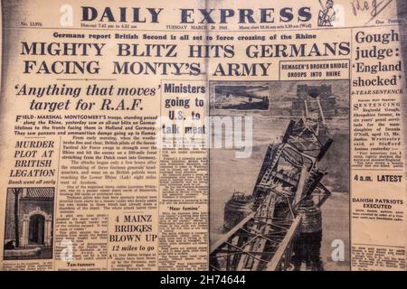 „Mighty Blitz Hits Germans Facing Monty's Army“, Titelzeile auf der Titelseite nach der Einnahme der Remagenbrücke, Daily Express, 10th. März 1945. Stockfoto