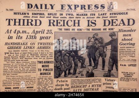 Schlagzeilen auf der Titelseite von „Drittes Reich ist tot“, als die Alliierten die erste ukrainische Armee an der Elbe bei Torgau trafen, Daily Express, 28th. April 1945. Stockfoto