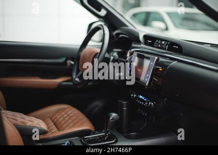 Foto des Fahrzeuginnenraums. Lenkrad, Armaturenbrett. Stockfoto