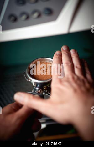 Die Hände des Barkeepers bereiten einen aromatischen und duftenden Espresso zu. Kaffee, Getränke, Bar Stockfoto