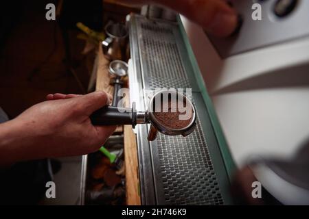 Ein Barkeeper bereitet einen aromatischen und duftenden Espresso zu. Kaffee, Getränke, Bar Stockfoto