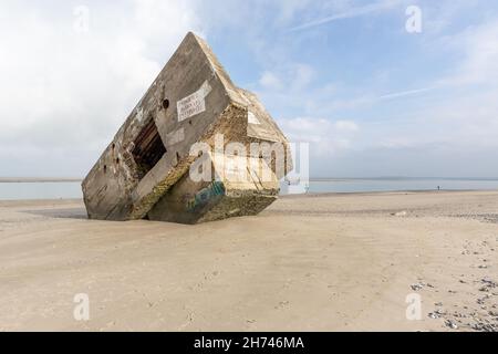 Atlantic Wall Bunker gestrandet am Hourdel Strand. Somme-Bucht, Frankreich. Stockfoto