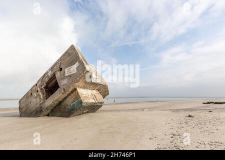 Atlantic Wall Bunker gestrandet am Hourdel Strand. Somme-Bucht, Frankreich. Stockfoto