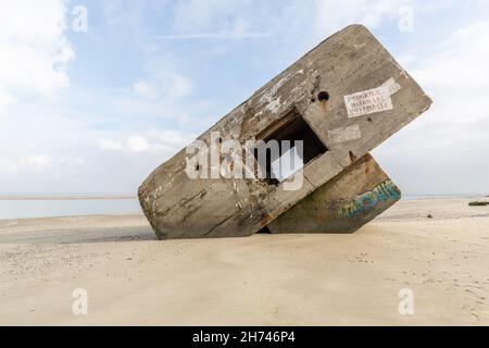 Atlantic Wall Bunker gestrandet am Hourdel Strand. Somme-Bucht, Frankreich. Stockfoto