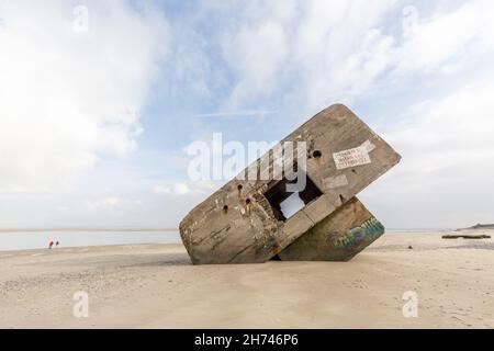 Atlantic Wall Bunker gestrandet am Hourdel Strand. Somme-Bucht, Frankreich. Stockfoto