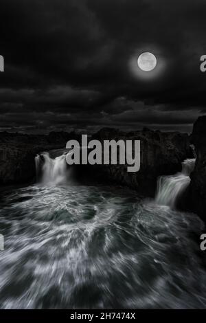 Ingvarafoss im isländischen Hochland unter Vollmond. Stockfoto