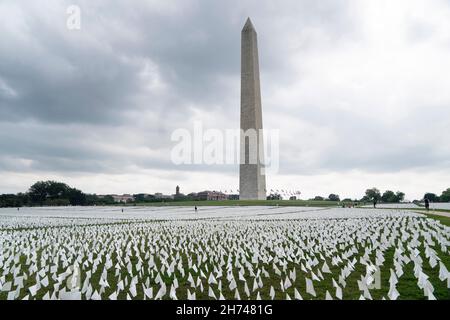 Peking, USA. 16th September 2021. Am 16. September 2021 werden in der National Mall in Washington, DC, USA, weiße Flaggen zu Ehren der an COVID-19 verlorenen Leben gesehen. Quelle: Liu Jie/Xinhua/Alamy Live News Stockfoto