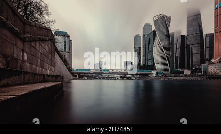 Moskau, Russland - 19. November 2021: Höhen im Nebel. Gebäude des Geschäftszentrums Moscow City im Stadtbild. Hochwertige Fotos Stockfoto