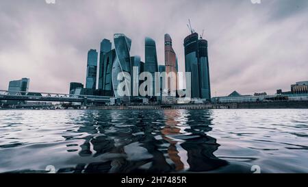 Moskau, Russland - 19. November 2021: Höhen im Nebel. Gebäude des Geschäftszentrums Moscow City im Stadtbild. Hochwertige Fotos Stockfoto