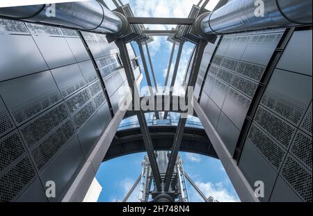 Vom zentralen Innenhof der Gasholders Apartments, Kings Cross, London, aus in den Himmel blicken. Stockfoto