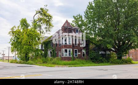 Kairo, Illinois, USA - 18. August 2021: Altes verlassenes Haus, auf der Washington Avenue Stockfoto