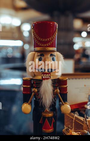 Weihnachten Spielzeug hölzerner Soldat Nussknacker Figur. Traditionelle festliche Einrichtung, magische Neujahrsdetails. Stockfoto