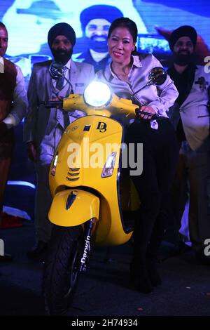 Neu-Delhi, Indien. 20th. November 2021. Mangte Chungneijang Mary Kom während der Einführung von Darwin EWAT: New Generation Electric Two Wheeler mit japanischer Technologie. (Bild: © Jyoti Kapoor/Pacific Press via ZUMA Press Wire) Stockfoto