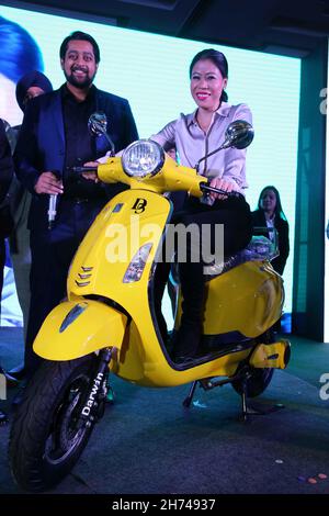 Neu-Delhi, Indien. 20th. November 2021. Mangte Chungneijang Mary Kom während der Einführung von Darwin EWAT: New Generation Electric Two Wheeler mit japanischer Technologie. (Bild: © Jyoti Kapoor/Pacific Press via ZUMA Press Wire) Stockfoto