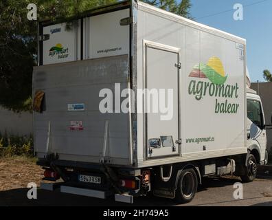 Porreres, Spanien; oktober 12 2021: Agromart's Lieferwagen für Obst und Gemüse, geparkt auf einem Parkplatz Stockfoto