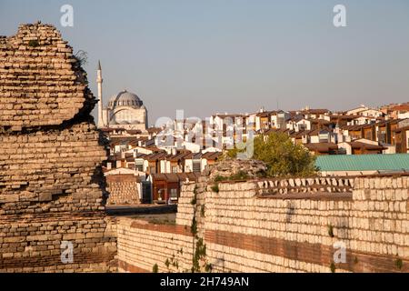 Blick auf die Mihrimah Sultan Moschee mit historischen byzantinischen Mauern.Istanbul Stadt Stockfoto