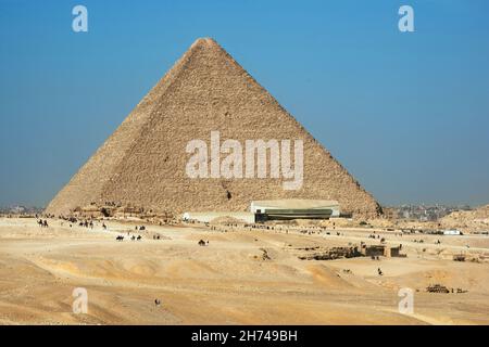 Die Große Pyramide von Gizeh (auch als die Pyramide des Cheops oder der Pyramide des Cheops bekannt) ist die älteste und größte der drei Pyramiden in Gizeh py Stockfoto