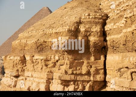 Die große Pyramide von Gizeh (auch bekannt als die Pyramide von Khufu oder die Pyramide von Cheops) ist die älteste und größte. Blick von den umliegenden Hügeln. Stockfoto