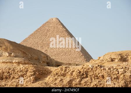 Die große Pyramide von Gizeh (auch bekannt als die Pyramide von Khufu oder die Pyramide von Cheops) ist die älteste und größte. Blick von den umliegenden Hügeln. Stockfoto