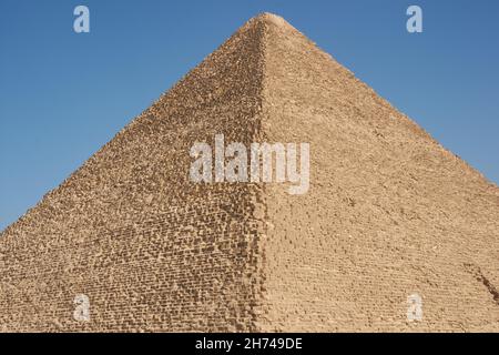 Die Große Pyramide von Gizeh (auch als die Pyramide des Cheops oder der Pyramide des Cheops bekannt) ist die älteste und größte der drei Pyramiden in Gizeh py Stockfoto