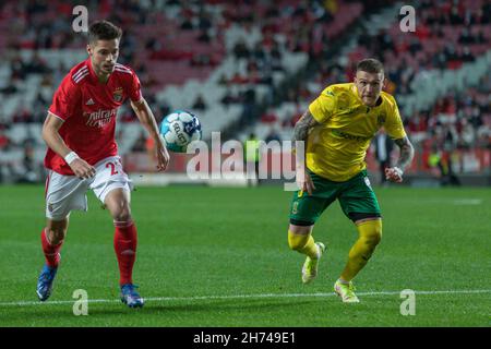 Lissabon, Portugal. 19th. November 2021. 19. November 2021. Lissabon, Portugal. BenficaÕs Mittelfeldspieler aus Deutschland Julian Weigl (28) in Aktion während der 4th Runde des portugiesischen Pokals: Benfica gegen Pacos de Ferreira © Alexandre de Sousa/Alamy Live News Credit: Alexandre Sousa/Alamy Live News Stockfoto