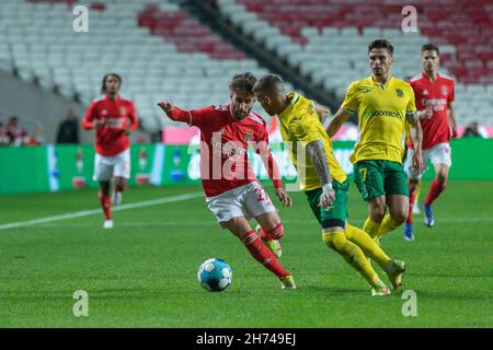 Lissabon, Portugal. 19th. November 2021. 19. November 2021. Lissabon, Portugal. BenficaÕs Stürmer aus Portugal Rafa Silva (27) und Paco de Ferreiras Verteidiger aus Portugal Antunes (5) in Aktion während der 4th Runde des portugiesischen Pokals: Benfica gegen Pacos de Ferreira © Alexandre de Sousa/Alamy Live News Credit: Alexandre Sousa/Alamy Live News Stockfoto