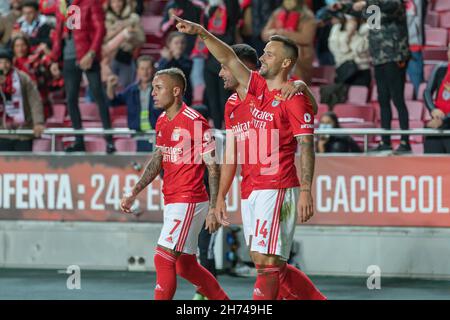 Lissabon, Portugal. 19th. November 2021. 19. November 2021. Lissabon, Portugal. B14 feiert nach einem Tor während der 4th Runde des portugiesischen Pokals: Benfica vs Pacos de Ferreira © Alexandre de Sousa/Alamy Live News Credit: Alexandre Sousa/Alamy Live News Stockfoto