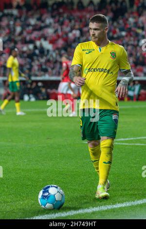 Lissabon, Portugal. 19th. November 2021. 19. November 2021. Lissabon, Portugal. Paco de Ferreiras Verteidiger aus Portugal Antunes (5) in Aktion während der 4th Runde des portugiesischen Pokals: Benfica gegen Pacos de Ferreira © Alexandre de Sousa/Alamy Live News Credit: Alexandre Sousa/Alamy Live News Stockfoto