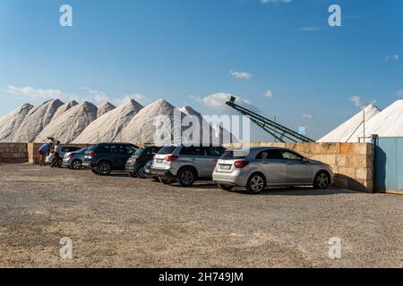 Es Trenc, Spanien; 11 2021. oktober: Parkplatz der handwerklichen Salzfabrik Flor de Sal des Trenc, ein sonniger Nachmittag. Das Hotel liegt im Süden der isal Stockfoto