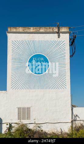 Es Trenc, Spanien; 11 2021. oktober: Hauptfassade der handwerklichen Salzfabrik Flor de Sal des Trenc, ein sonniger Nachmittag. Das Hotel liegt im Süden der isal Stockfoto