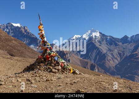 Gyu La Pass im Himalaya. Blick auf die Yakwakang und Khatungkang Berge. Mustang, Nepal. Stockfoto