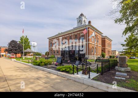 Marshall, Illinois, USA - 18. August 2021: Das historische Clark County Courthouse und es ist das war Memorial im Vordergrund Stockfoto