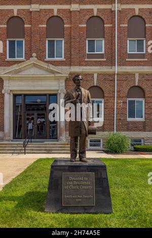 Marshall, Illinois, USA - 18. August 2021: Das historische Clark County Courthouse und es ist die Abraham Lincoln Statue Stockfoto