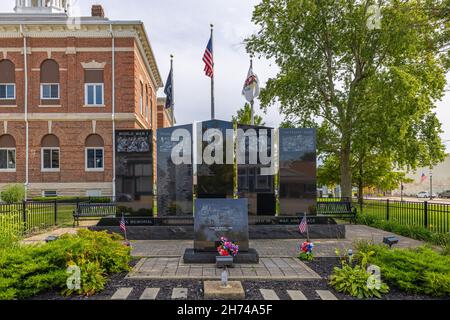 Marshall, Illinois, USA - 18. August 2021: Das historische Clark County Courthouse und es ist das war Memorial im Vordergrund Stockfoto