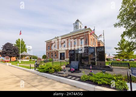 Marshall, Illinois, USA - 18. August 2021: Das historische Clark County Courthouse und es ist das war Memorial im Vordergrund Stockfoto