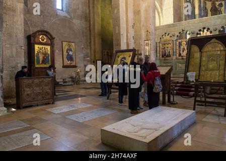 Das Innere der Kathedrale von Svetizchoweli mit einigen Grabsteinen im Vordergrund. Mzcheta, Provinz Mzcheta-Mtianeti, Georgien. Stockfoto