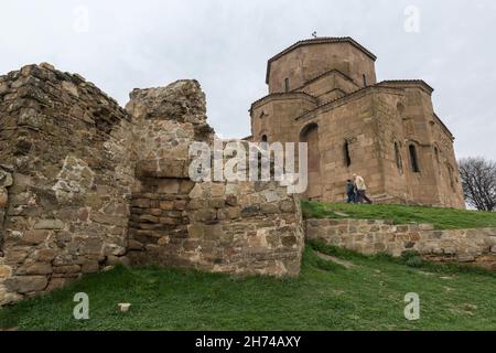 Das Jvari-Kloster (Kreuzkloster) und die Reste seiner steinernen Befestigungsmauer auf dem Berg Jvari in der Nähe von Mzcheta, Georgien, Kaukasus Stockfoto