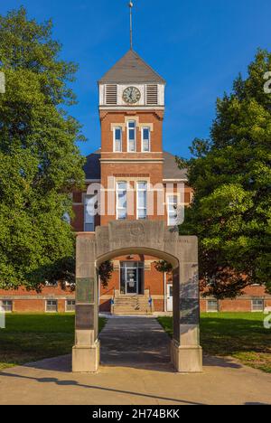 Fairfield, Illinois, USA - 1. Oktober 2021: Das historische Wayne County Courthouse und es ist ein Kriegsdenkmal Stockfoto