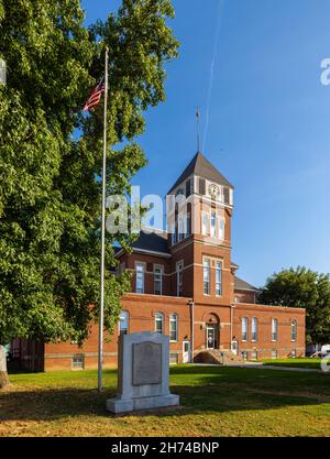 Fairfield, Illinois, USA - 1. Oktober 2021: Das historische Wayne County Courthouse und die Gedenktafel erinnern an die erste offizielle Billigung von Abraham Li Stockfoto