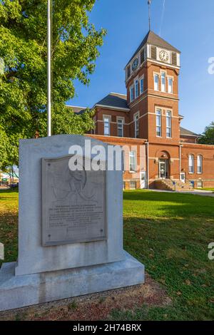 Fairfield, Illinois, USA - 1. Oktober 2021: Das historische Wayne County Courthouse und die Gedenktafel erinnern an die erste offizielle Billigung von Abraham Li Stockfoto